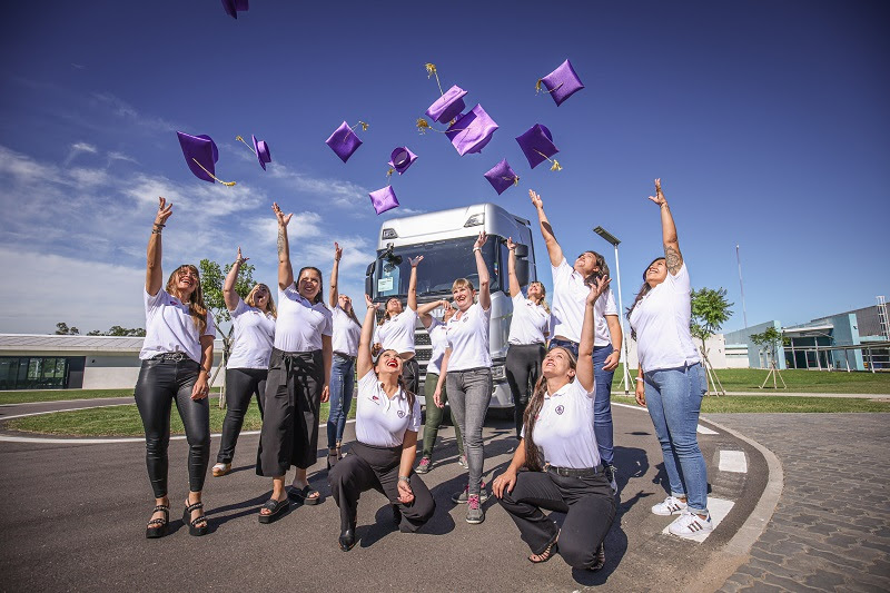 Egresaron doce conductoras profesionales