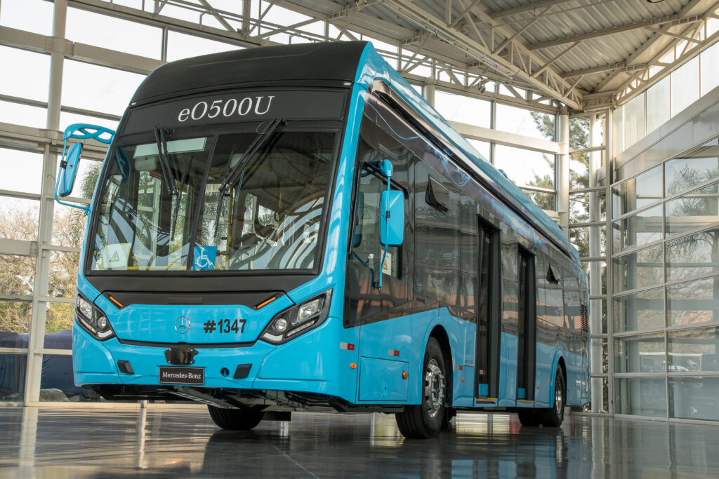 Mercedes-Benz-entrega-50-buses-eléctricos