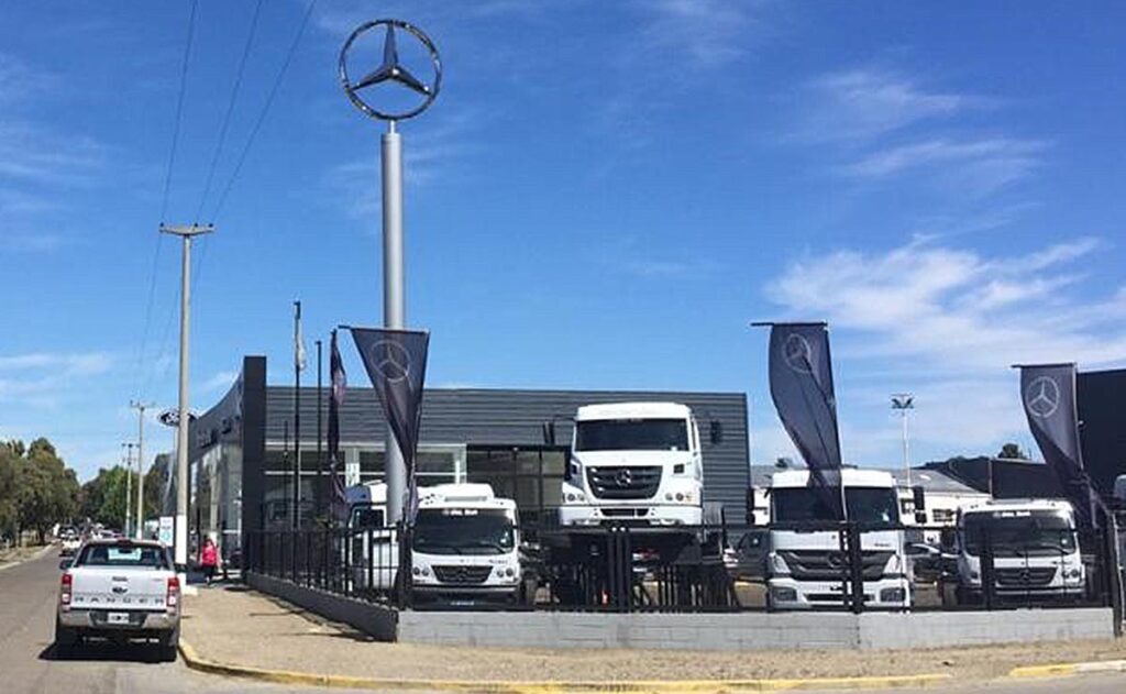 A la izquierda de la foto, Enrique Lecumberri, Presidente del concesionario Del Sur. A su lado, Raúl Barcesat, Presidente y CEO de Mercedes-Benz Camiones y Buses.