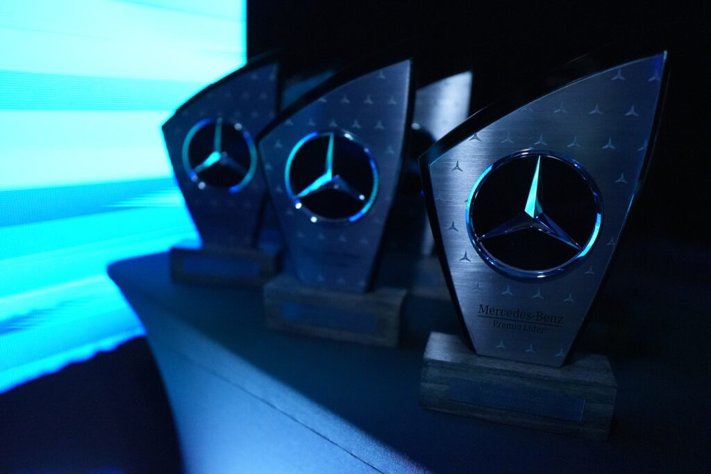 Mercedes-Benz-Camiones-y-Buses-premió-a-su-Red-Comercial