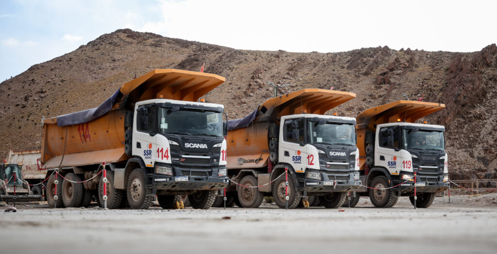 Camiones-trabajando-a-pleno-en-Alta-Montaña