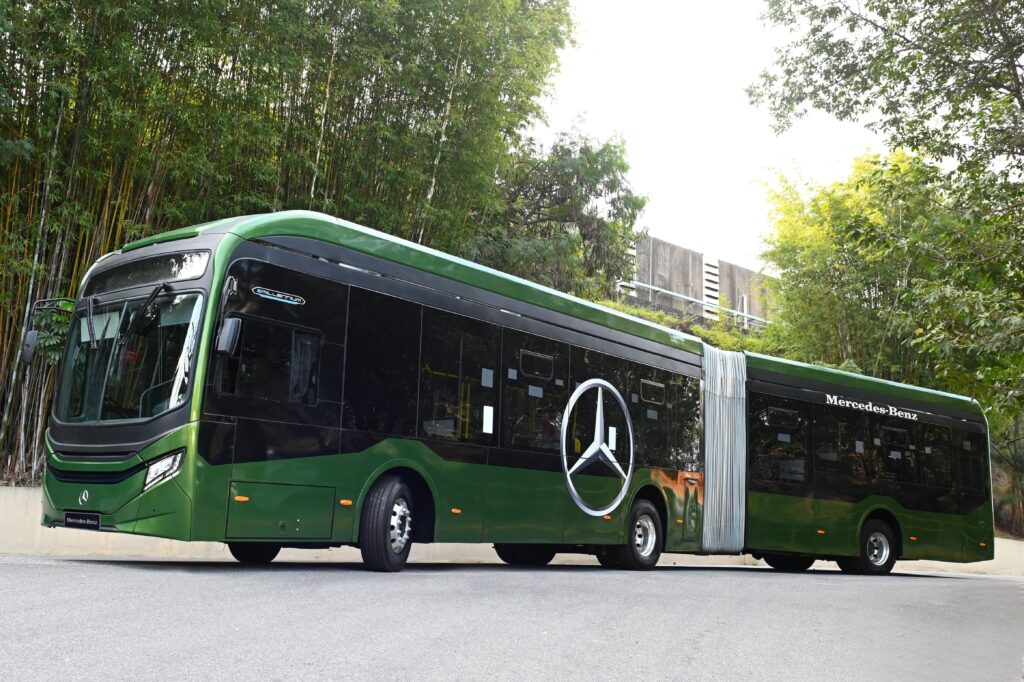 Articulado-y-eléctrico-el-nuevo-bus-de-Mercedes-Benz