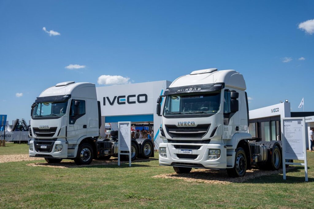 Camiones-IVECO-junto-al-campo-argentino
