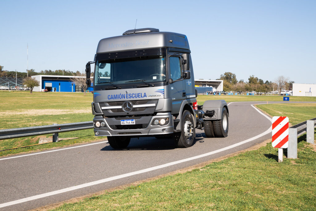 Mercedes-Benz-Camiones-y-Buses-renueva-su-compromiso