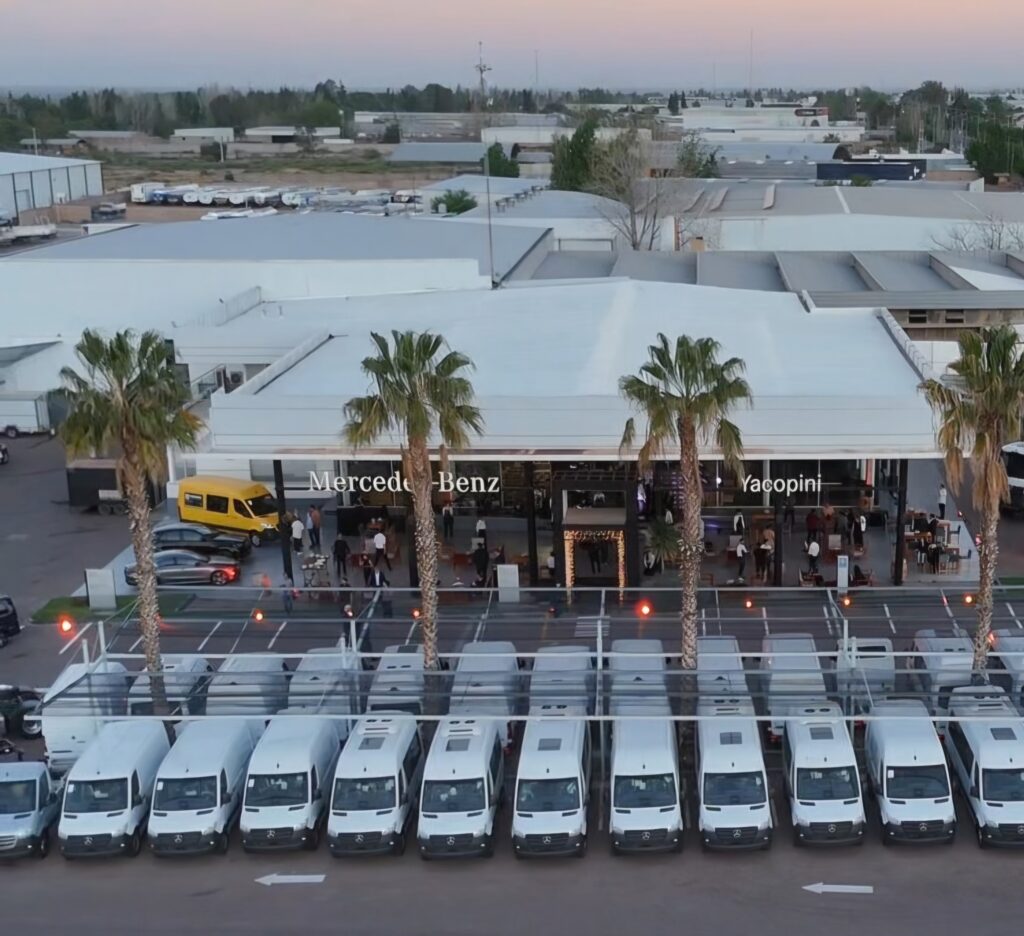 Yacopini-celebra-10-años-junto-a-Mercedes-Benz