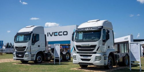 Camiones-IVECO-junto-al-campo-argentino