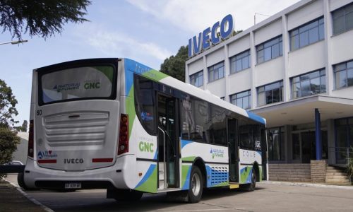 IVECO-BUS-entregó-cuatro-buses-a-GNC