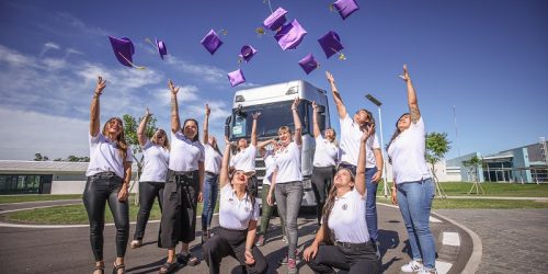 Egresaron doce conductoras profesionales